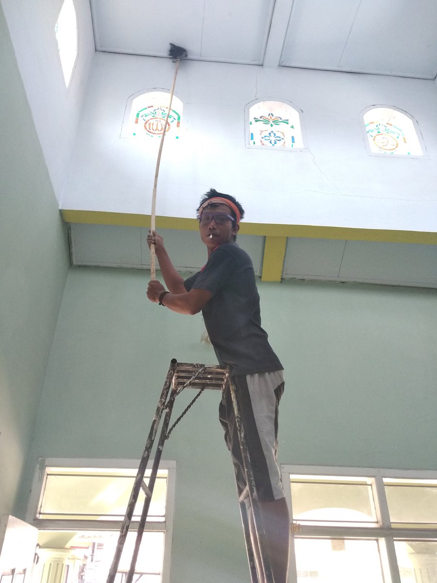 Persiapan Tarawih... Resik-resik.