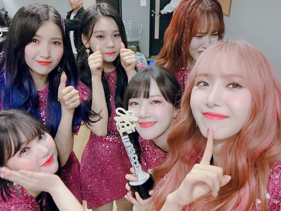 bscenez_bot's tweet photo. #여자친구 #GFRIEND 뿌엥😢 우리 #음악중심 첫 1위 했어요🎺 이 모든 순간을 #버디 와 나눌 수 있어서 너무 행복해요💦 오늘은 (조금 더) 감동적인 #TFTMN5thWin 를 만들어준 우리 버디들 너무 고마워요💝 오늘은 #밤 하늘 날아서 버디를 보러갈거야🏃‍♀️ https://t.co/Ye0j7ZGHs4