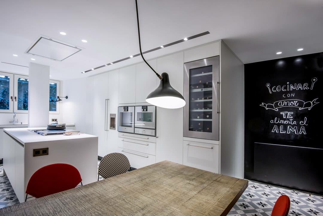 A simple and elegant kitchen installation in the heart of Barcelona, incorporating a white Novy Pure’line ceiling extractor over domino hobs, so discrete you have to look to find it, at 34 dB you also won’t hear it. Novy design the worlds best and quietest extractors. #silence