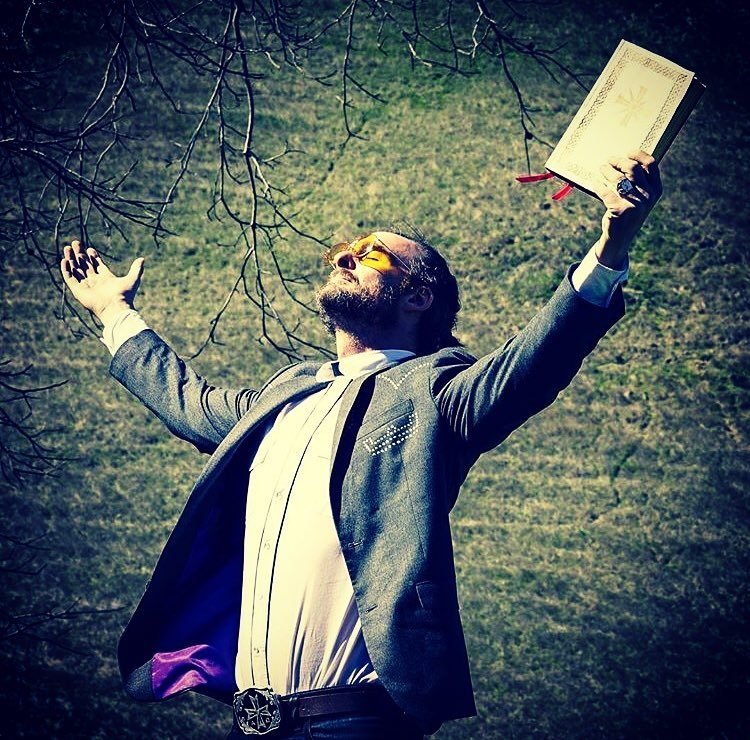 N_J_N_Jones's tweet photo. I will cosplay this nice piece of crazy shit next year! When my hair has growen. I'm looking forward to it. @GregBryk you're so friggin awesome, thank you for being the father~ #JosephSeed #theFather #FarCry5 #awesome #bemyFather #beyourFather #beeveryonedFather https://t.co/0rEnD9tKbe