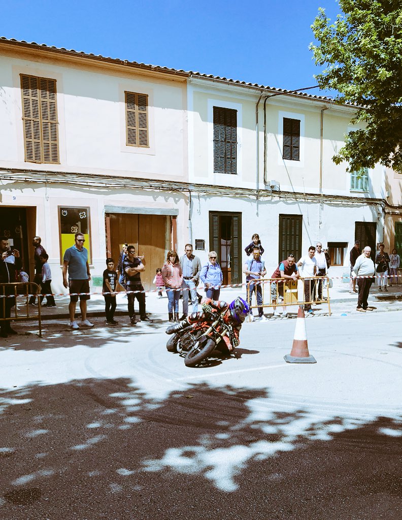 tri_c_livesey's tweet photo. Sunday’s are always fun in #Felanitx 
You never quite know what you are going to see! #dancing #minicooper #slippermaking #motorheads 
Love #Mallorca https://t.co/RFWNcA0vfp