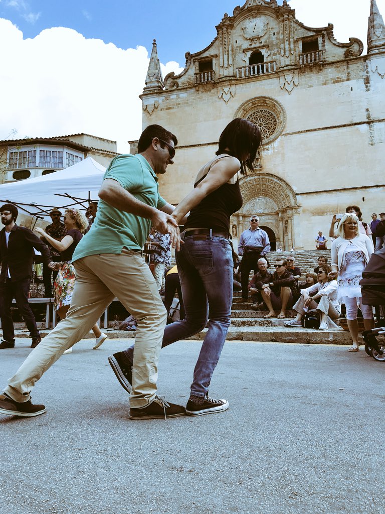 tri_c_livesey's tweet photo. Sunday’s are always fun in #Felanitx 
You never quite know what you are going to see! #dancing #minicooper #slippermaking #motorheads 
Love #Mallorca https://t.co/RFWNcA0vfp