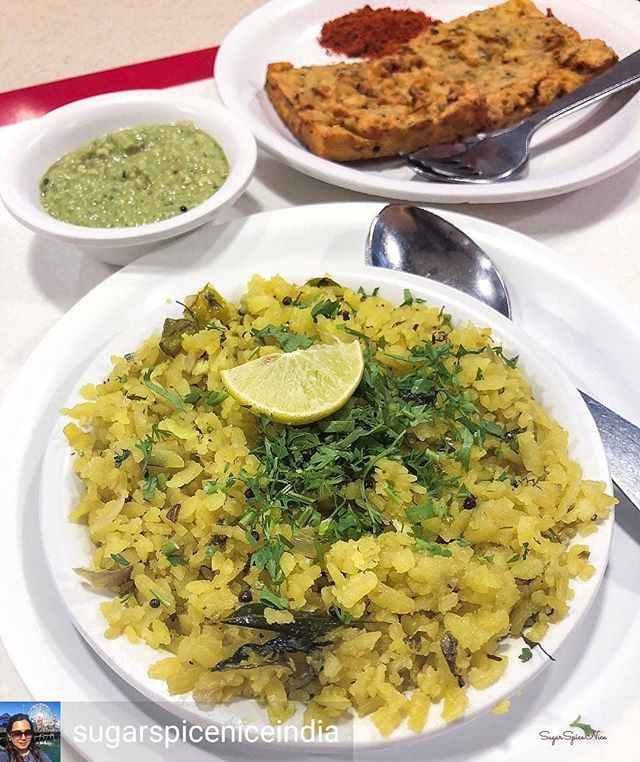 Snacks time @sugarspiceniceindia -  Perfect breakfast 💛 Poha and kothimbir wadi at @aaswaddadar 👌🏼
.
.
Follow me @sugarspiceniceindia .
.
.
.
.
.
#breakfast #poha #kothimbirwadi #Maharashtrian #maharashtrianfood #indianbreakfast #things2doinmumbai #m… ift.tt/2KV38tE