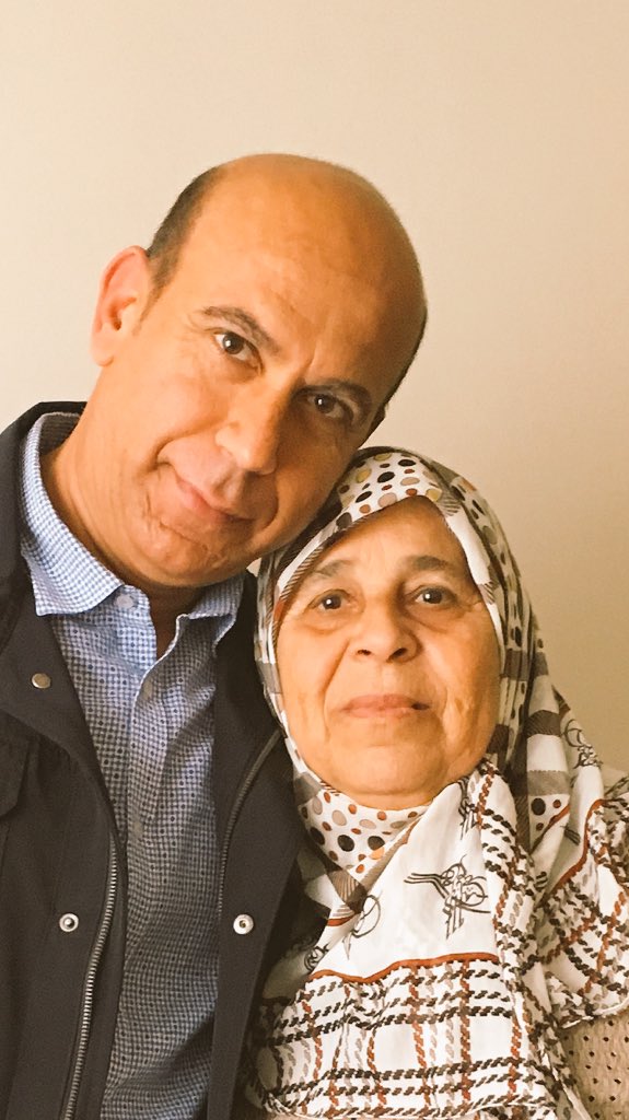 “Yaratıcımız, Yaşatıcımız ve Yöneticimiz Allah’a (cc) hamd olsun.”
Hayatını bizlere adayan canım ANAM’ın ellerinden öpüyorum.Rabbim ona sağlık versin,gölgesini üstümüzden eksik etmesin.