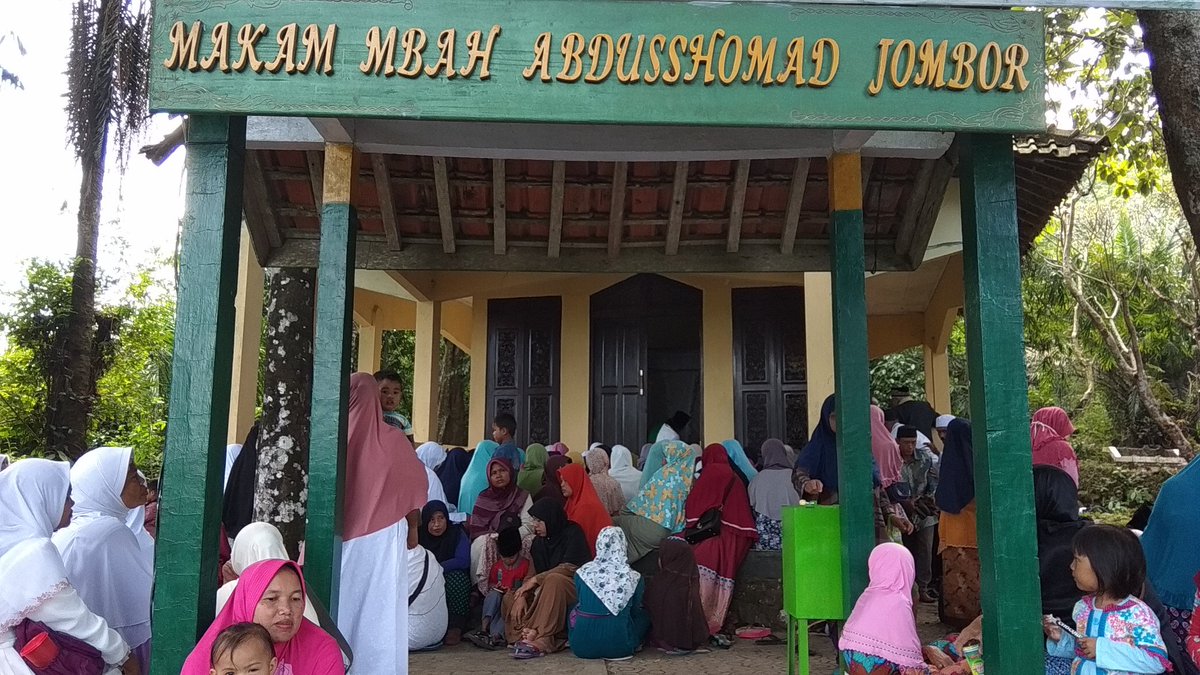 NUFatayat's tweet photo. Ziarah kubur sahabat Fatayat Nu.. nguri uri tradisi.. Ahad, 13/05/2018
@UmekaJuleha @Fatayat_NU @miipahmad @SlametR48520495 https://t.co/mFsUD8Qm0v