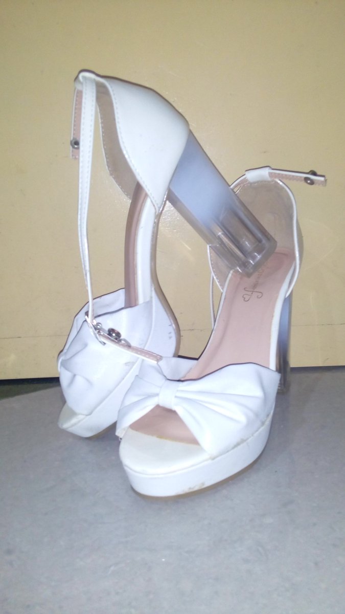 Han_Eun_Jae's tweet photo. Convo with sis sa ukay-ukay.
Me: ay bet ko tong shoes na to.
Her: Para ka nang si Zoe nyan.
#ZoeHigHeels #ZoeFab #ZoeMuraLang 😂😂 https://t.co/aIET7h0YXf