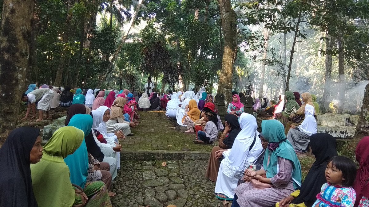 NUFatayat's tweet photo. Ziarah kubur sahabat Fatayat Nu.. nguri uri tradisi.. Ahad, 13/05/2018
@UmekaJuleha @Fatayat_NU @miipahmad @SlametR48520495 https://t.co/mFsUD8Qm0v