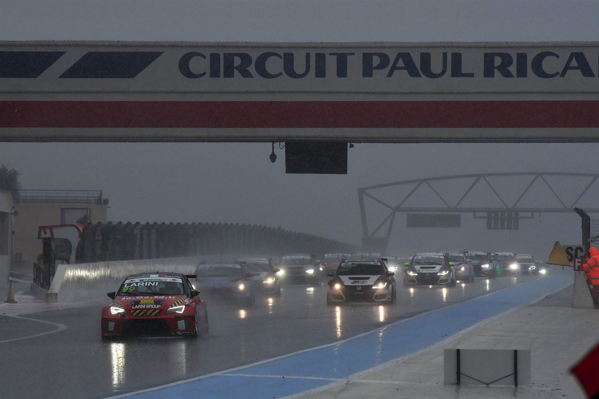 PAUL RICARD, GARA 2. SOTTO IL DILUVIO LA VITTORIA DI ANDREA LARINI È DIETRO LA SAFETY CAR. dlvr.it/QShnXJ
