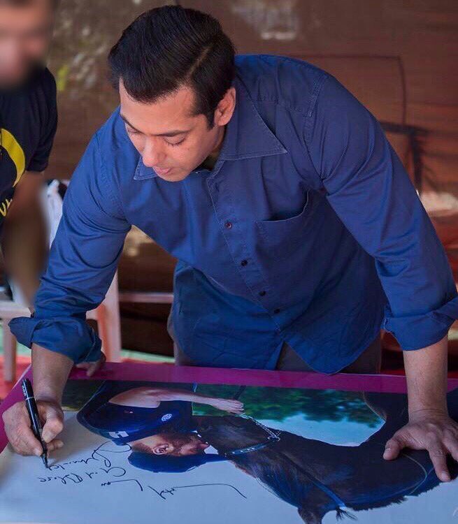 BSKFanClub's tweet photo. #SalmanKhan signing autograph for a fan! 😘 https://t.co/luKGvv1c29