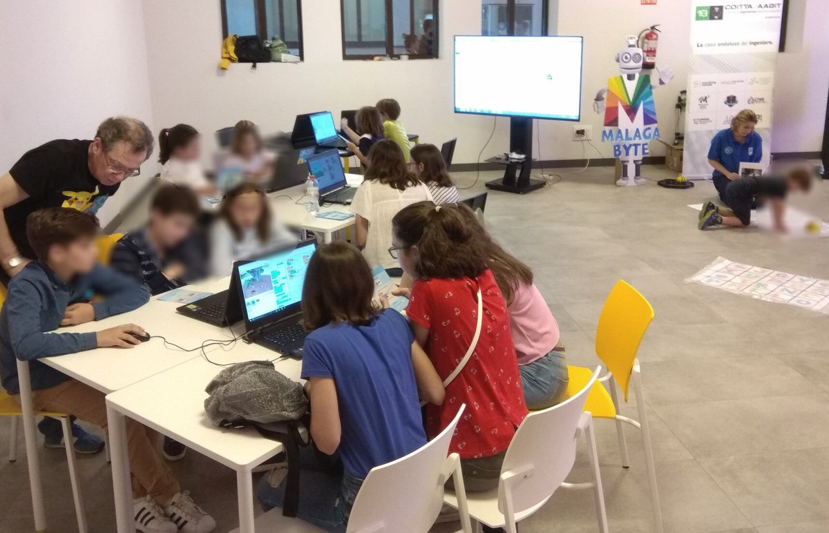 pberbel's tweet photo. #CODY, SuUUuper entretenidos los talleres @malagabyte de programación #videojuegos 👾,#robótica 🤖y #arduino✔️con motivo de la #NocheEnBlancoMLG y #ArduinoDay18.
Todxs aquellxs que se acercaron al @PoloDigitalMLG se lo pasaron #LoL🤣
Gracias a todxs!! 👏👨💻👩💻#ArduinoD18 https://t.co/k0X13FbUj0