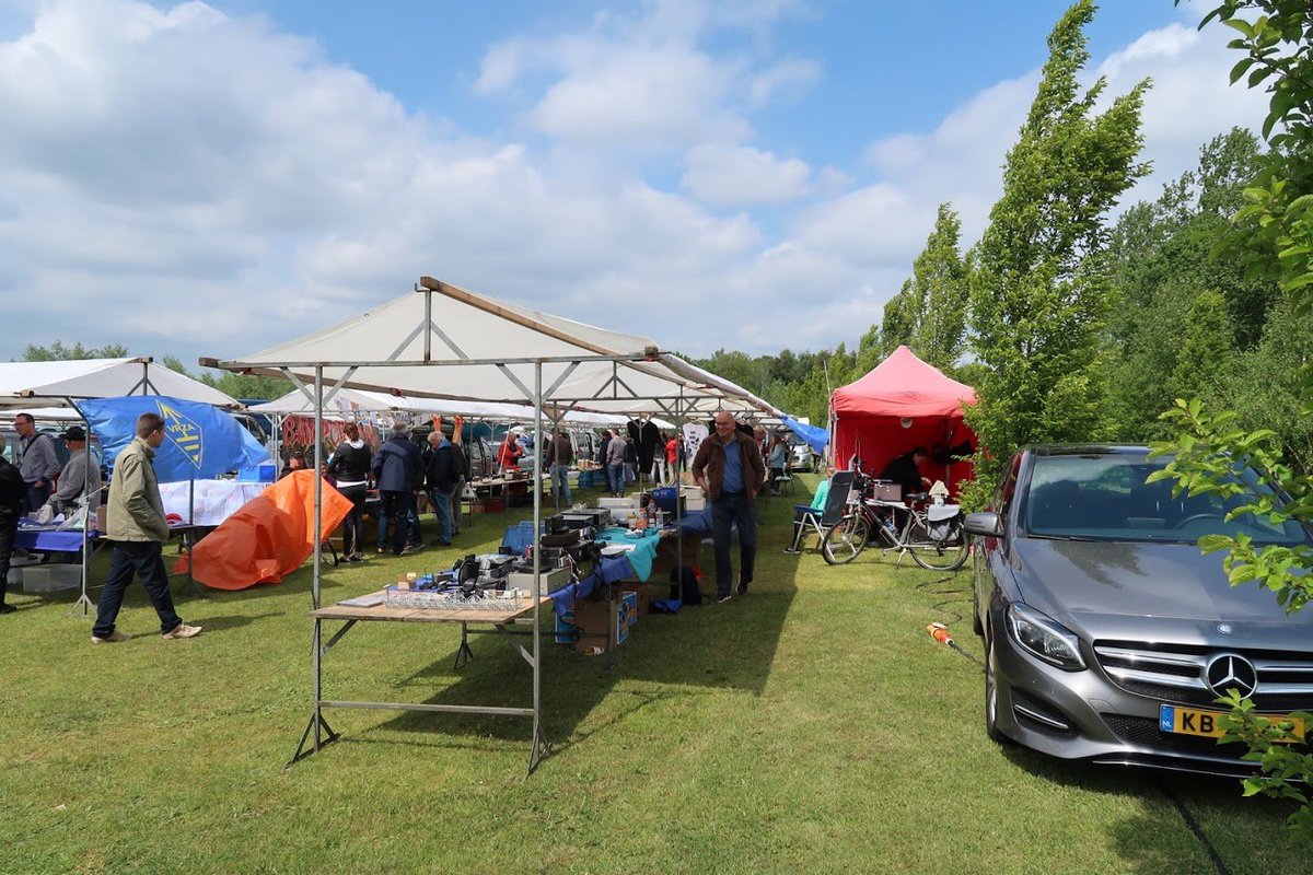 PA2P_'s tweet photo. @pa2p_ Radiobeurs in Oisterwijk (opvolger Jutberg). Het was niet overdreven druk, m.i. te wijten aan een 'nieuw begin' enerzijds en de weersvoorspelling anderzijds. Prima organisatie, op naar volgend jaar. 

De Bamiporto stand precies aan de overkant. https://t.co/YvgJDenXKK