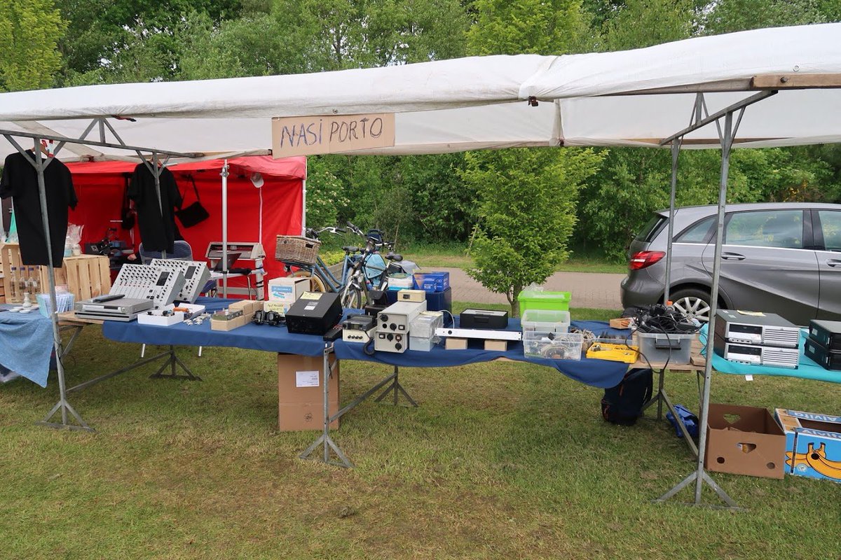 PA2P_'s tweet photo. @pa2p_ Radiobeurs in Oisterwijk (opvolger Jutberg). Het was niet overdreven druk, m.i. te wijten aan een 'nieuw begin' enerzijds en de weersvoorspelling anderzijds. Prima organisatie, op naar volgend jaar. 

De Bamiporto stand precies aan de overkant. https://t.co/YvgJDenXKK
