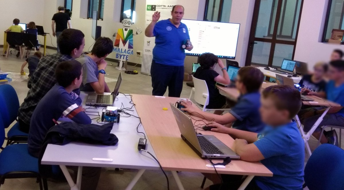 pberbel's tweet photo. #CODY, SuUUuper entretenidos los talleres @malagabyte de programación #videojuegos 👾,#robótica 🤖y #arduino✔️con motivo de la #NocheEnBlancoMLG y #ArduinoDay18.
Todxs aquellxs que se acercaron al @PoloDigitalMLG se lo pasaron #LoL🤣
Gracias a todxs!! 👏👨💻👩💻#ArduinoD18 https://t.co/k0X13FbUj0