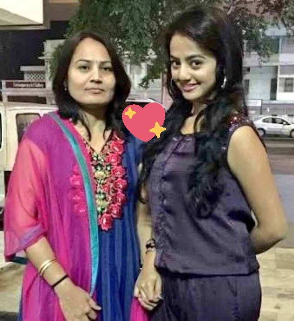 SwaSanianss's tweet photo. Mothers hold their children's
hands for a short while,
but their hearts Forever.......💕

#HappyMothersDay 😍

#VarunKapoor #HellyShah nd there lifelines there mom's 😍😍❤️❤️

#SwaSan ❤️

@ColorsTV
@OfficialHelly7
@sharmarashmi20 https://t.co/bpojixblCr