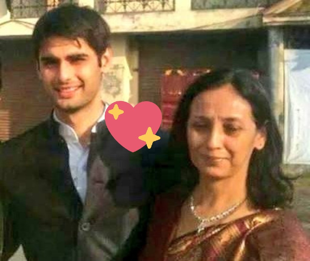 SwaSanianss's tweet photo. Mothers hold their children's
hands for a short while,
but their hearts Forever.......💕

#HappyMothersDay 😍

#VarunKapoor #HellyShah nd there lifelines there mom's 😍😍❤️❤️

#SwaSan ❤️

@ColorsTV
@OfficialHelly7
@sharmarashmi20 https://t.co/bpojixblCr