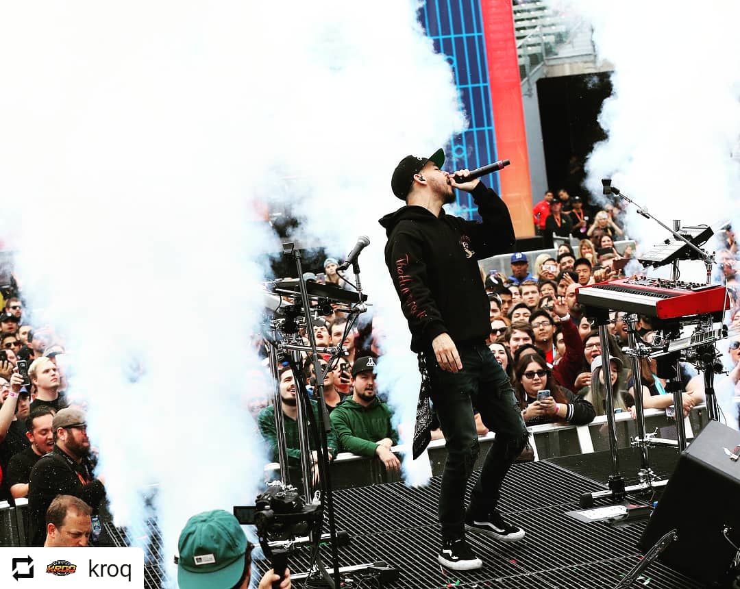 LinkinParkSRB's tweet photo. @mikeshinoda je zapoceo svoju #PostTraumatic turneju 💗
(Mike started his tour yesterday) 
#WeenieRoast #IdentityLA #LinkinPark #MikeShinoda #MakeChesterProud #PostTraumaticTour https://t.co/pjIMjIaAAL