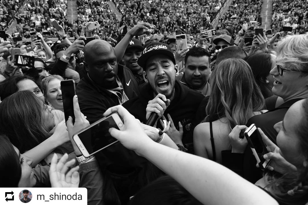 LinkinParkSRB's tweet photo. @mikeshinoda je zapoceo svoju #PostTraumatic turneju 💗
(Mike started his tour yesterday) 
#WeenieRoast #IdentityLA #LinkinPark #MikeShinoda #MakeChesterProud #PostTraumaticTour https://t.co/pjIMjIaAAL