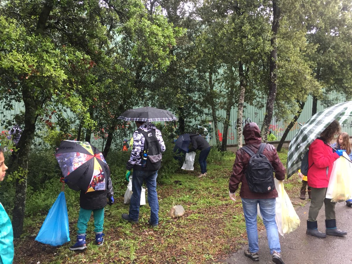 Quasi 50 persones (petits i grans) han desafiat la pluja matinal per fer una acció de neteja a l'entorn de la Font de Sant Antoni, en el marc del cap de setmana Lets Clean Up, que s'ha celebrat a tot Europa. #LetsCleanUpCAT #LetsCleanUpEurope