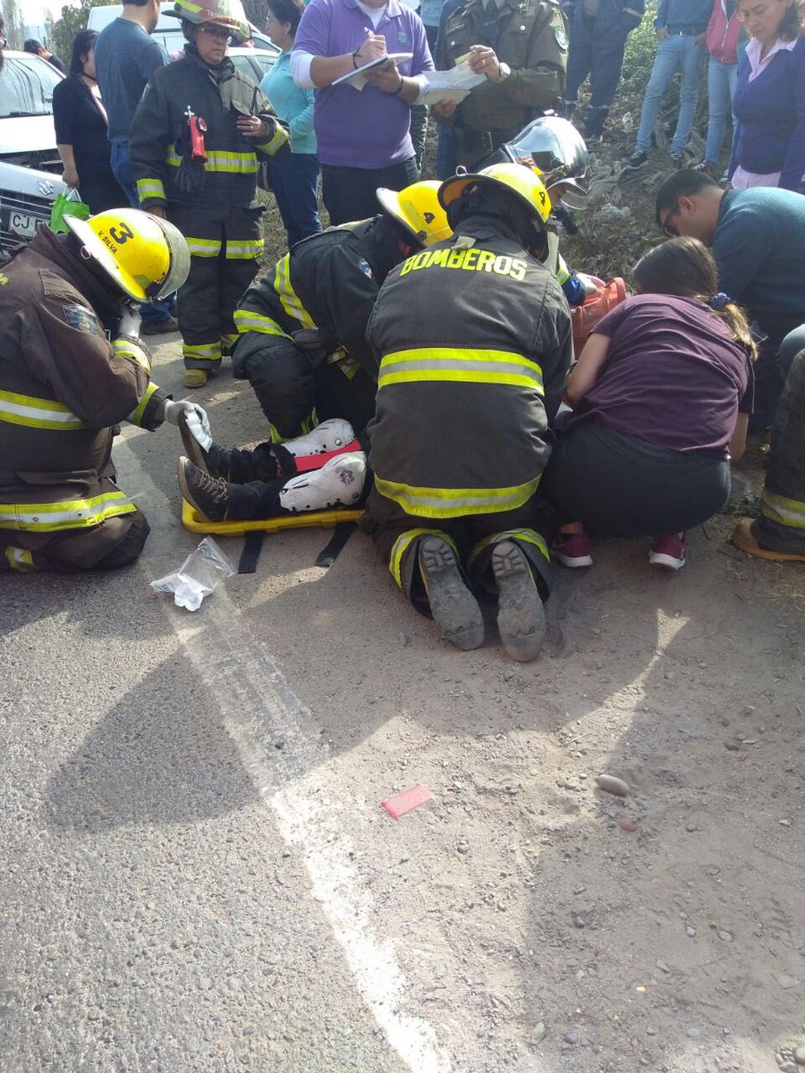 13:20 hrs. Nuestro carro B-1 trabaja junto a  @3ramelipilla y <a href="/CuartaPomaire/">CuartaPomaire</a>  en colisión de automóvil y motocicleta. 1 persona lesionada sector cruce Pomaire.