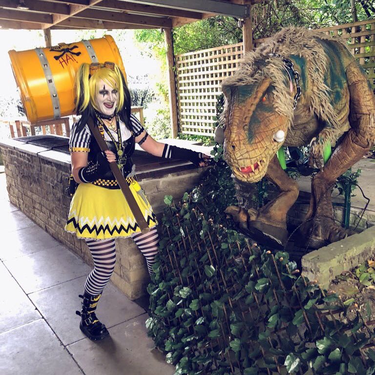 Smiler_Quinn's tweet photo. because everyone needs a pet #velociraptor #humberunleashed https://t.co/lHRZEm1dV5