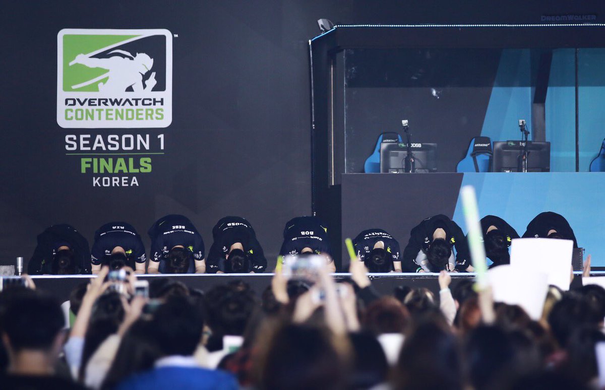 DreamWalker242's tweet photo. 180512 
#Overwatch Contenders Korea 2018 Season 1 Final

#O2Ardeont vs #X6gaming

X6 win. 우승 축하합니다!

무대로 나와 팬들께 큰절을 올리는 선수들.

그런데 우리 얼결에 절 두 번 받았... 🤭

#오버워치 #컨텐더스코리아 #엑식 https://t.co/jEEfM5Oi8f