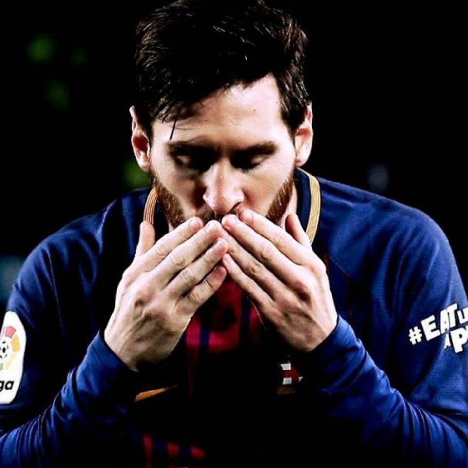 InvictosSomos's tweet photo. Se convirtió en el primer jugador en ganar 5 Balones de Oro en TODA la historia y se convertirá en el primer jugador en ganar 5 Botas de Oro en TODA la historia. Nunca volveremos a ver algo igual. Genera como nadie y tiene el mejor promedio goleador del mundo. EL MEJOR DE TODOS. https://t.co/Jz504Imqjj