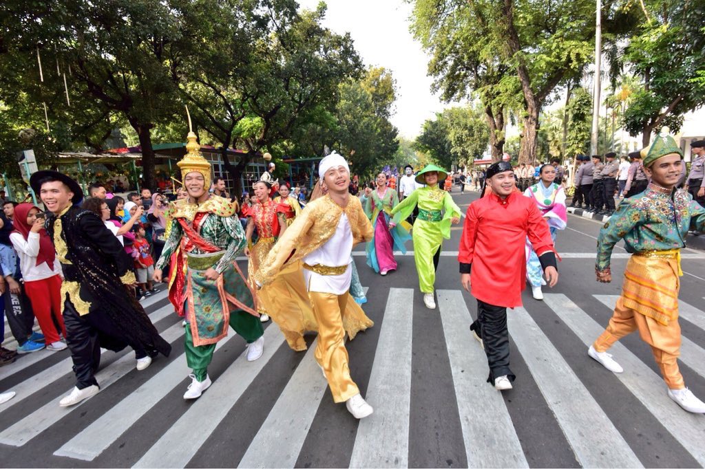 asiangames2018's tweet photo. Terimakasih telah turut memeriahkan acara #AsianGamesParade dan salut sebesar-besarnya untuk penampilan yang maksimal.
Dan selamat kepada  @Gas_Negara telah dinobatkan sebagai
Best Costume sponsored by Grab 
Best Unique Concept by INASGOC https://t.co/VEEHczakKk
