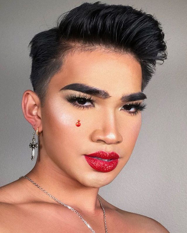 MakeUpByZebony's tweet photo. Met Gala inspired festival look♥️✨
@MACcosmetics #studiofixfoundation
@bhcosmetics #galaxychic #saturn #highlight
@LoveAustralis #nycee as winged liner
Inspired by @bretmanrock and @KATVONDbeauty https://t.co/lweBmhFnzw