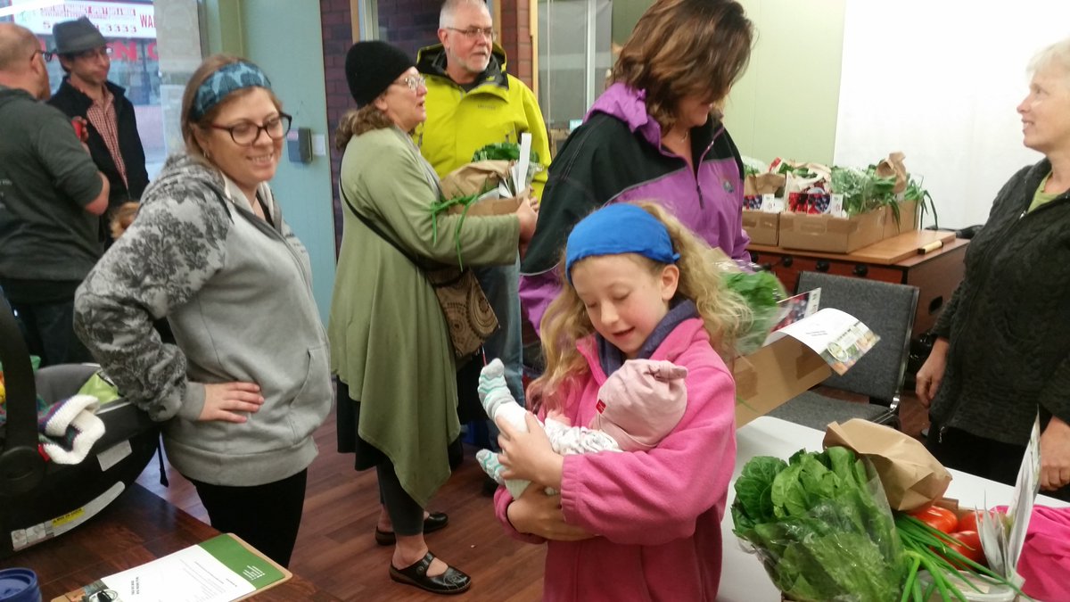 bordercityfarms's tweet image. Thanks to the Downtown Windsor Community Collaborative for hosting us yesterday. It's been extremely encouraging that people around our city have allowed us to occupy their space on Saturday mornings so enthusiastically. This is important stuff, and we're getting it right!