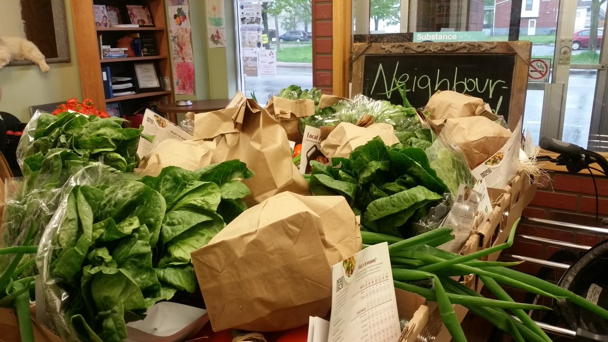 bordercityfarms's tweet image. Thanks to the Downtown Windsor Community Collaborative for hosting us yesterday. It's been extremely encouraging that people around our city have allowed us to occupy their space on Saturday mornings so enthusiastically. This is important stuff, and we're getting it right!