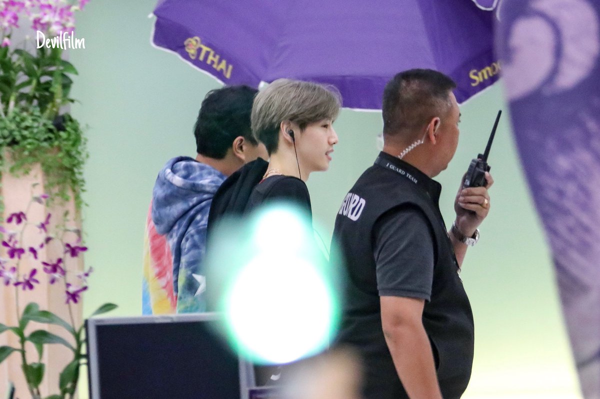_devilfilm's tweet photo. พี่มาร์ควันนี้คือดีค่ะ แมสไม่ใส่หมวกไม่ใส่ แต่ถ่ายไม่ได้ #EYEONYOUINBANGKOK  #GOT7WorldTour2018InBangkok #WelcomeGOT7toThailand https://t.co/J3Faue4XHd