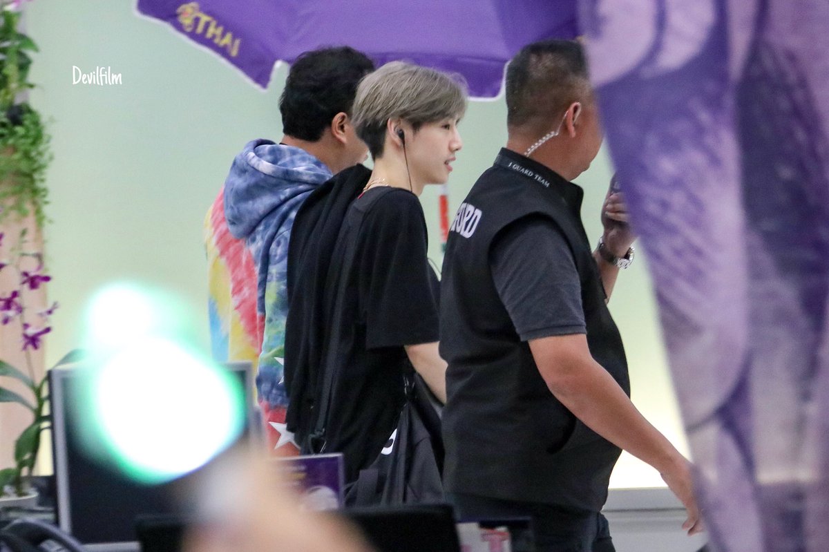 _devilfilm's tweet photo. พี่มาร์ควันนี้คือดีค่ะ แมสไม่ใส่หมวกไม่ใส่ แต่ถ่ายไม่ได้ #EYEONYOUINBANGKOK  #GOT7WorldTour2018InBangkok #WelcomeGOT7toThailand https://t.co/J3Faue4XHd