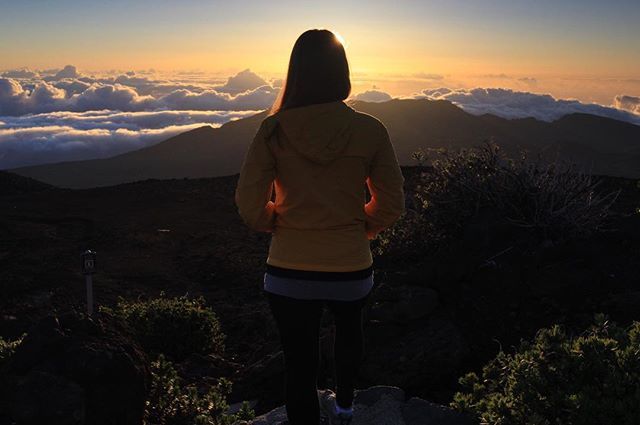 chelsO7x's tweet photo. The 12:30am wakeup call and 45 degree temps were well worth it for this sunrise at 10,023 feet above Maui 📷: @evan_guarino https://t.co/Ipqca7rAI4 https://t.co/suisOrpgPY