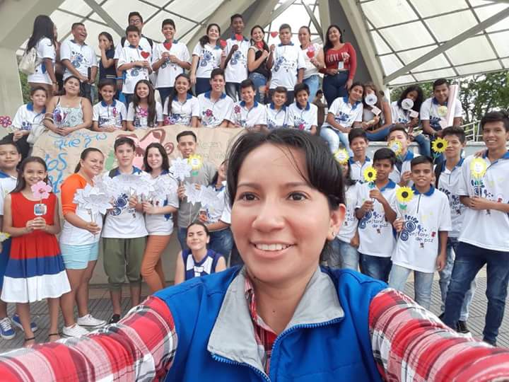 SoyGestordePaz's tweet photo. En #RegionOriente en el Municipio de #Piedecuesta nos tomamos el parque en celebración a cada una de las mamás de nuestro municipio, realizamos un abrazatón y les brindamos un presente con todo cariño elaborado por nosotros los Gestores De Paz.🌀💙 https://t.co/W6Y0XXzSxm