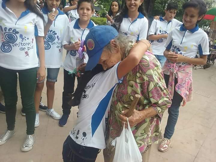 SoyGestordePaz's tweet photo. En #RegionOriente en el Municipio de #Piedecuesta nos tomamos el parque en celebración a cada una de las mamás de nuestro municipio, realizamos un abrazatón y les brindamos un presente con todo cariño elaborado por nosotros los Gestores De Paz.🌀💙 https://t.co/W6Y0XXzSxm