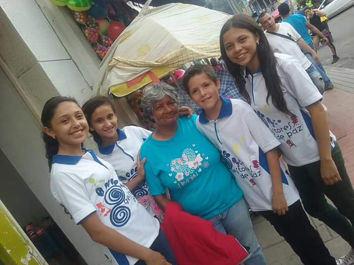 SoyGestordePaz's tweet photo. En #RegionOriente en el Municipio de #Piedecuesta nos tomamos el parque en celebración a cada una de las mamás de nuestro municipio, realizamos un abrazatón y les brindamos un presente con todo cariño elaborado por nosotros los Gestores De Paz.🌀💙 https://t.co/W6Y0XXzSxm