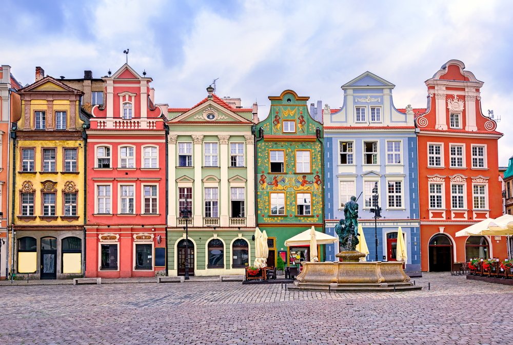 opodo's tweet photo. On termine la semaine avec les couleurs de la Pologne ! C'est par là 👉 https://t.co/POVIfM6PkX #Cracovie #Poznan #Wroclaw #Gdnask #architecture https://t.co/4rEfUIJt0r