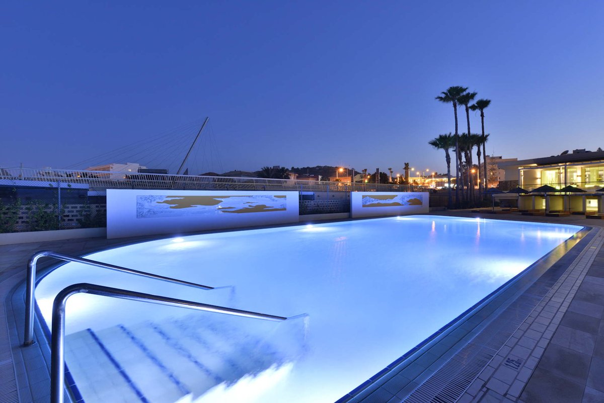 CapoBayHotel's tweet image. Tonight,  let's pretend to be a pool mermaid! 🧜‍♀️😂
#CapoBay #Protaras #AdultPool