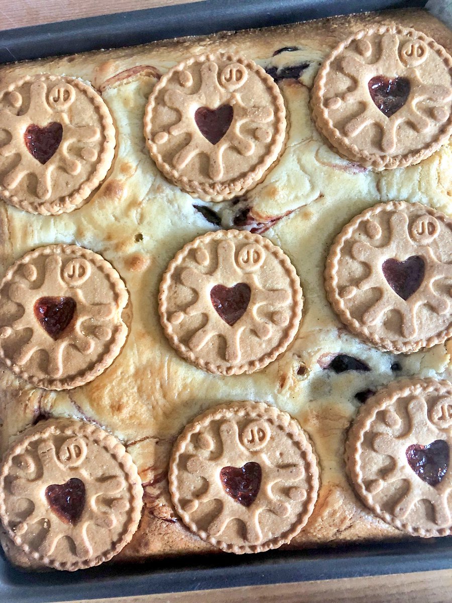 Hellocuppies's tweet image. These have just come out the oven... Jammie Dodger Blondies... the boyfriend has asked about 8 times now if they’re cool enough to eat... I darent tell him they’ll be another hour at least! 🤣 recipe will follow tomorrow... #bakingblog