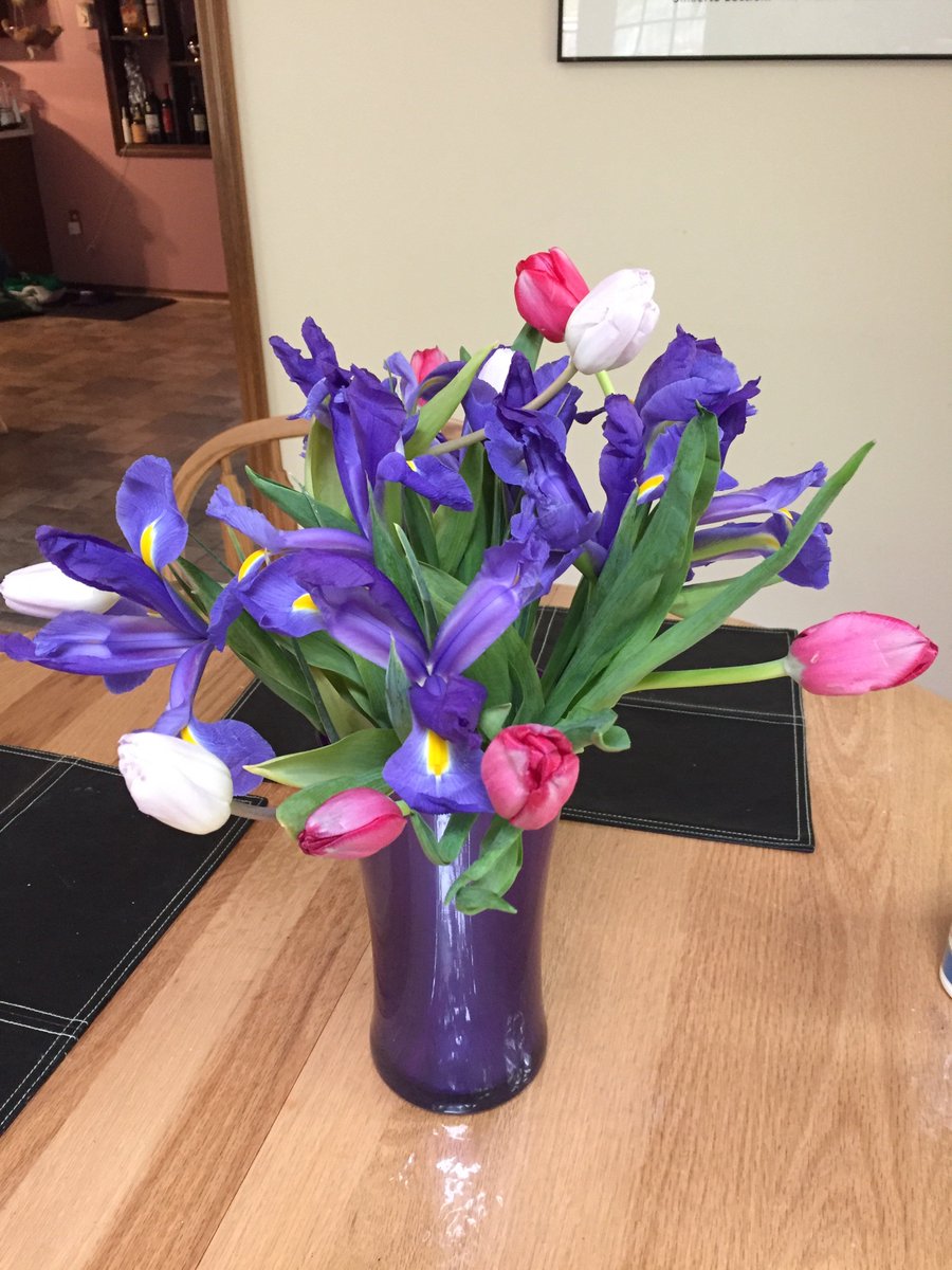 AltaraMichelle's tweet photo. @TheBouqsCo WORST delivery ever.  The flowers my mom received are horrific!!!!!!! The pic on the left is what she was supposed to receive!  Horrified by this turnout.  Fix this @TheBouqsCo or my credit card company will. https://t.co/U9xpS00Pnc