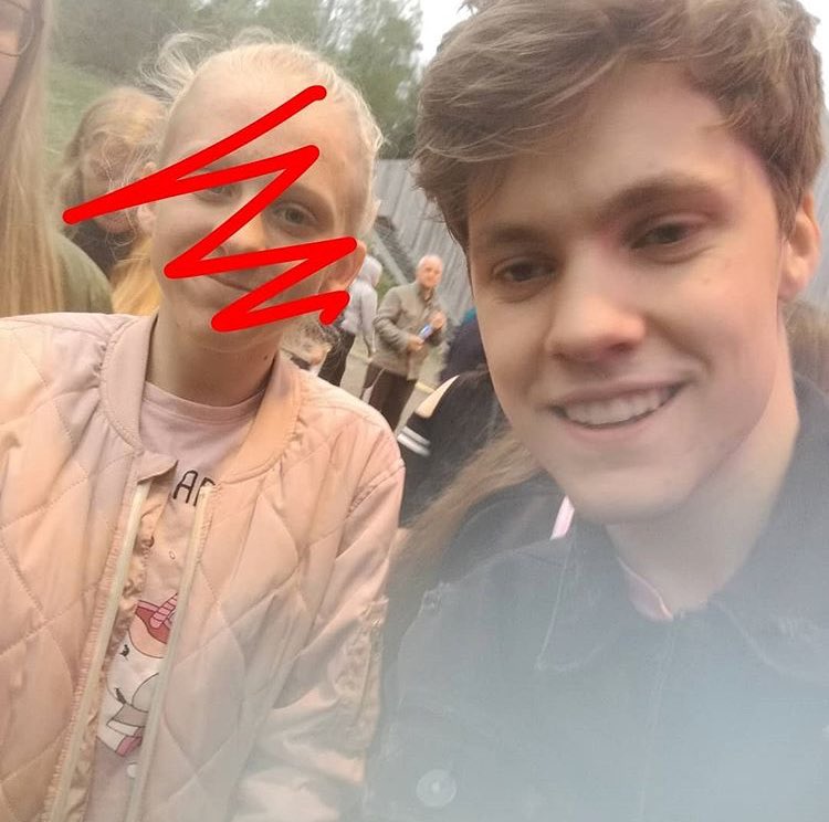 TMLDotCom's tweet photo. May 11: Sander with a fan in Tønsberg. {9} https://t.co/uo7JvGpnGa