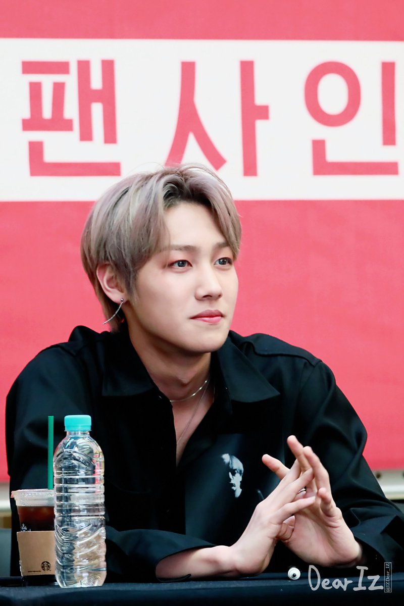 IZ_DearIZ's tweet photo. 180513 아이즈(IZ) 여의도 팬사인회
너무 반갑게 인사해주던 현준님
다정하게 눈 마주쳐줘서 고마워요.
다음에 또 만나요~
#현준 #아이즈 #IZ #리더현준 #기타치는현준 #아이즈밴드 #kpop #HYUNJUN #여의도팬싸 #엔젤 #Angel #새살 #DearIZ #디어아이즈 https://t.co/9pbDmQgLNj