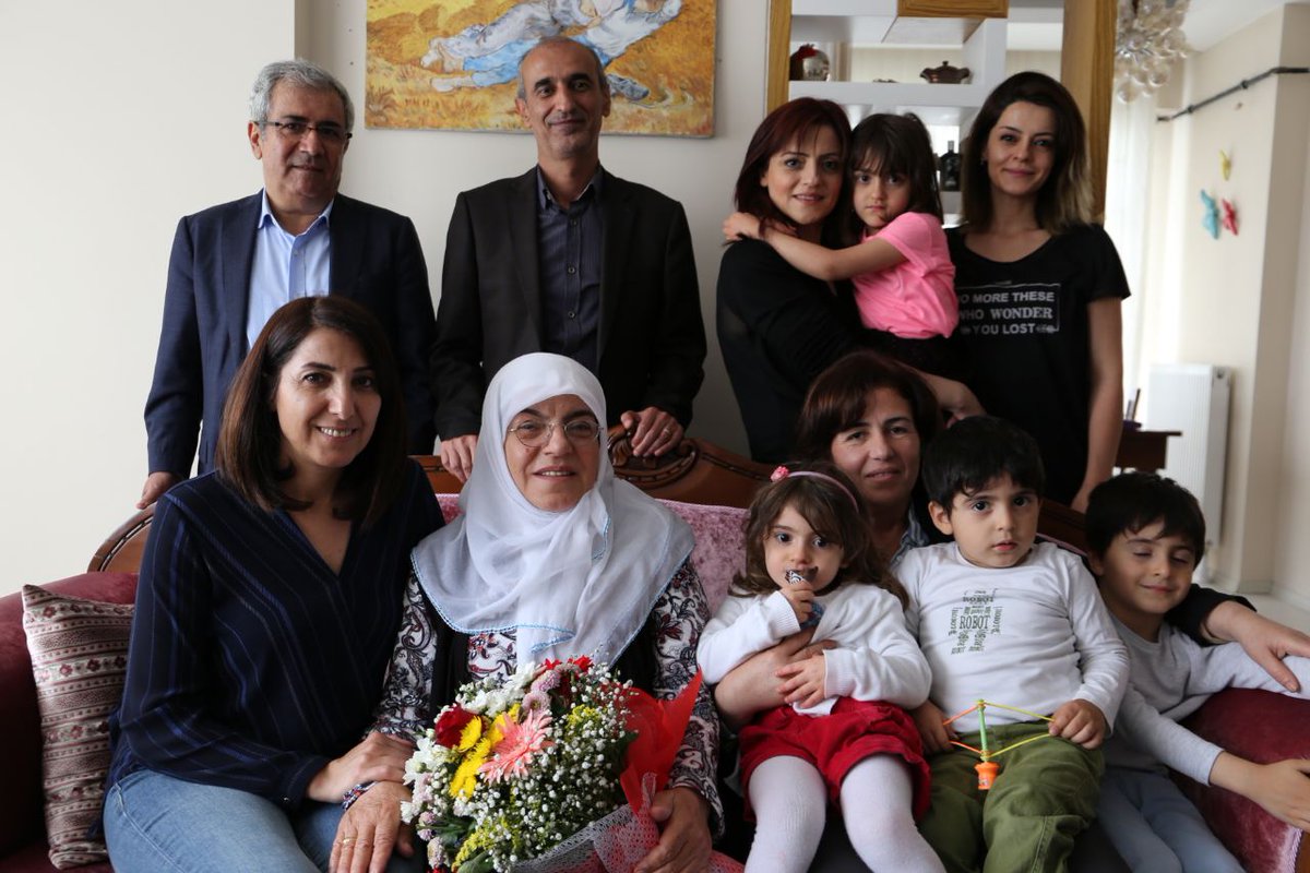 "En büyük temennim evladından ayrı olan anaların evladına kavuşmasıdır" diyen #Demirtaş'ın annesi Sadiye annenin #AnnelerGünü’nü kutluyor, onun ve diğer annelerin barış içinde evlatlarına kavuşması için mücadelemizi sürdürmeye devam edeceğimizin sözünü veriyoruz.