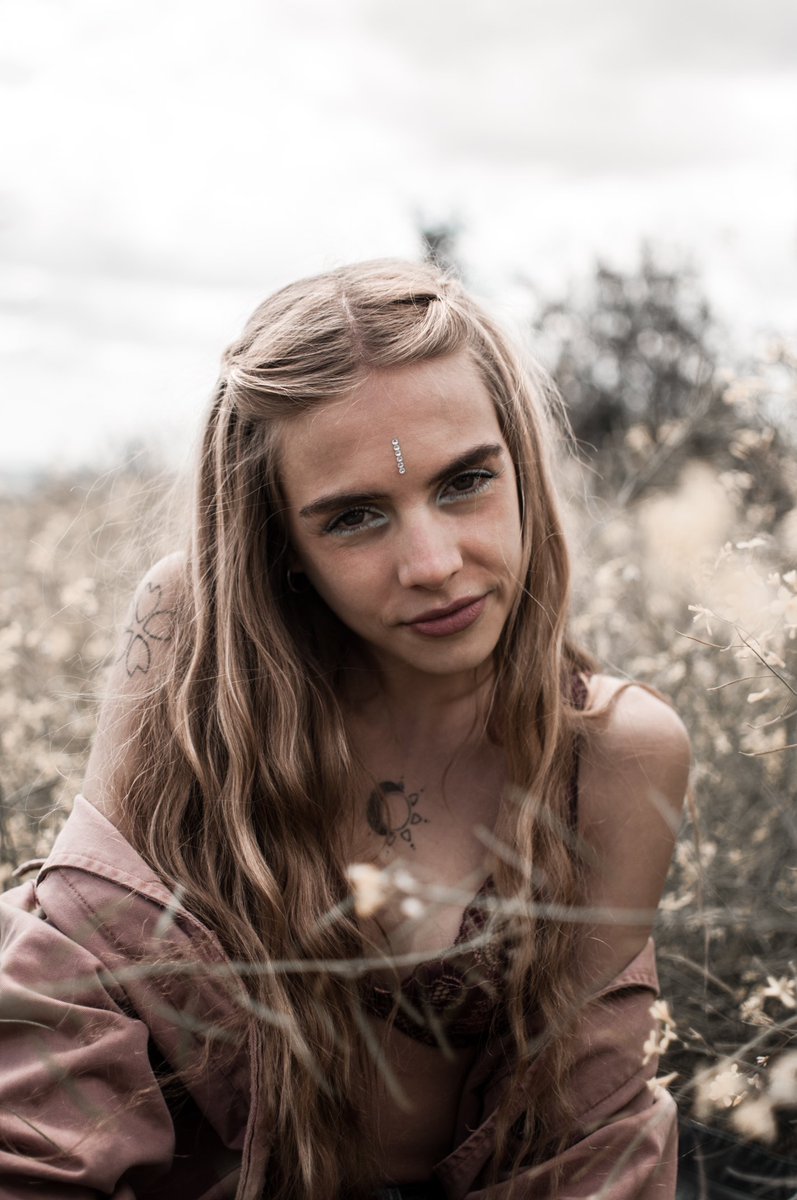 jorgecia_'s tweet photo. Primavera desaturada con @paulagureta 🥀🖤  Algunas fotos más de la que creo que es una de mis sesiones de fotos favoritas. https://t.co/JK4914UoUP