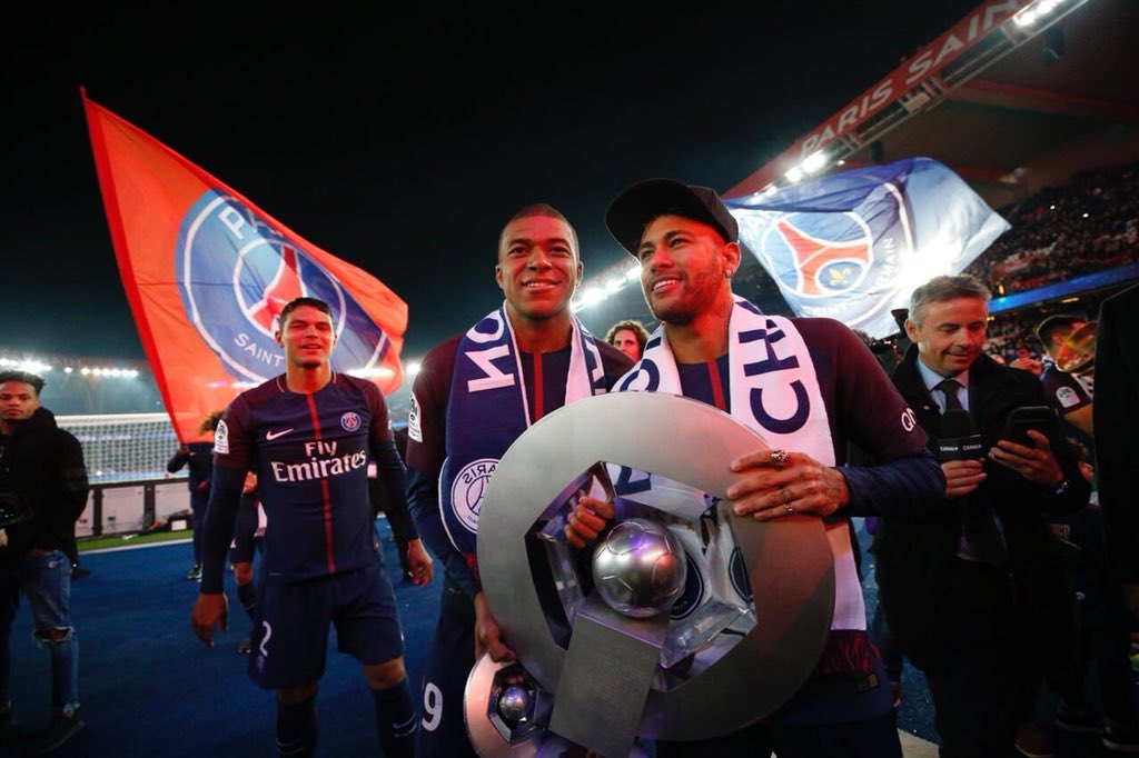 Actu__PSG's tweet photo. Les parisiens hier au Parcs des Princes avec les 4 trophées nationaux https://t.co/j0ukHyZ6sm