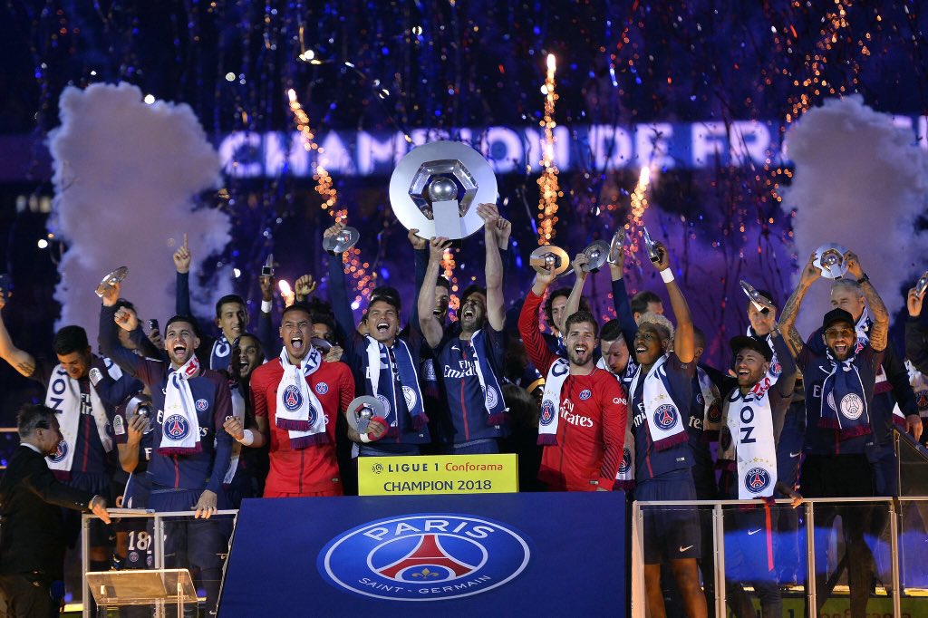 Actu__PSG's tweet photo. Les parisiens hier au Parcs des Princes avec les 4 trophées nationaux https://t.co/j0ukHyZ6sm