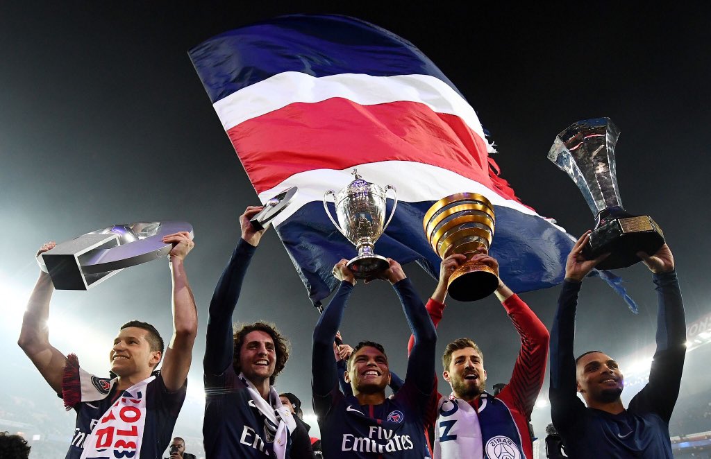 Actu__PSG's tweet photo. Les parisiens hier au Parcs des Princes avec les 4 trophées nationaux https://t.co/j0ukHyZ6sm