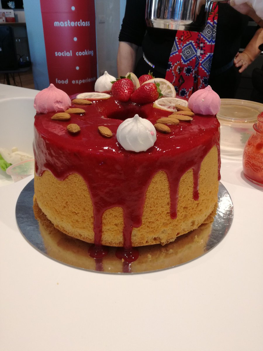 iFoodit's tweet photo. La nostra#foodblogger ha realizzato una Fluffosa al limone e mandorle con composta di fragole.
@scavolini e @iFoodit #FoodAddiction #iFood #cookinglab #showcooking nello #ScavoliniStoreRecanati https://t.co/RdiJ67tDDO