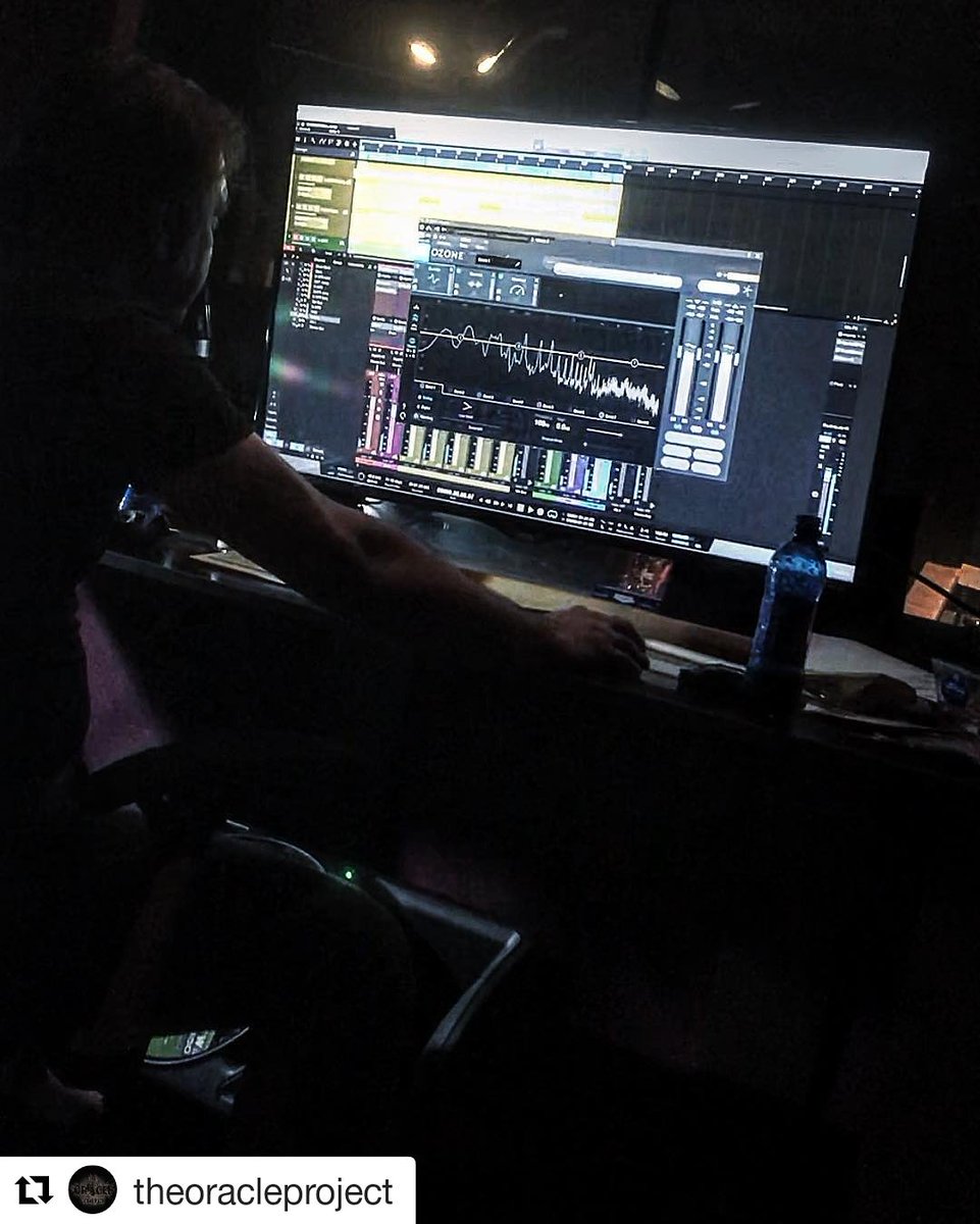 jamroombahrain's tweet photo. Recording in progress ♬♬♬
#Repost @theoracleproject (@get_repost)
・・・
Tick-Tock Tick-Tock 🕰

Wait for it 👁

@jamroombahrain 
#theoracleproject #oracle #recording #studio #music #progressive #blues #oldschool #psychedelic #rock #bahrain #live #booth https://t.co/swPrwNcWmC