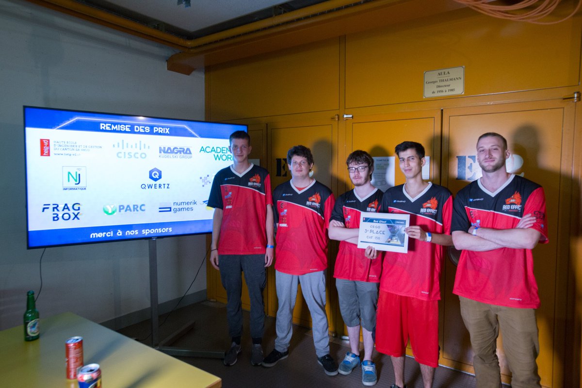 FestiGeek's tweet photo. #FGLan2018 #RemiseDesPrix #CSGO Félicitations aux équipes gagnantes du tournois Counter-Strike : Global Offensive !  
#1 Skululu
#2 spaceMIX 
#3 @RedEffect_eS https://t.co/GvwxAqG7pY